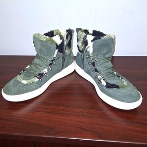 A pair of Steve Madden Debora green sherpa booties with zip-up sides in a size 8